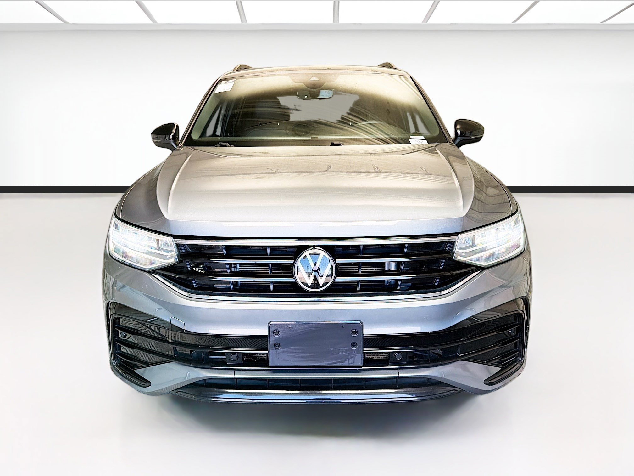 Used 2023 Volkswagen Tiguan SE R-Line FWD image 2