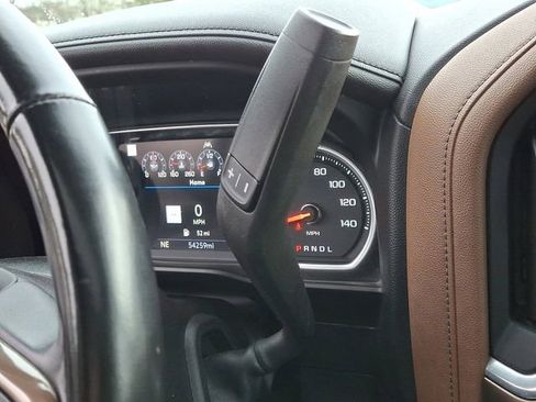 Used 2022 Chevrolet Silverado 1500 High Country w/ Technology Package image 17