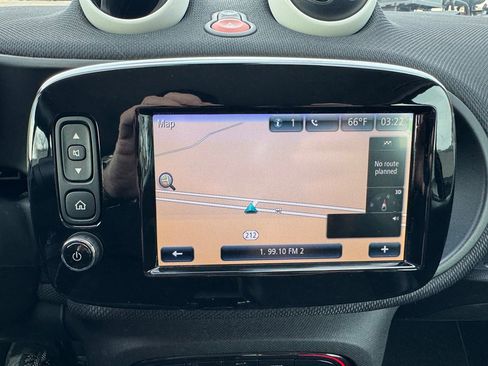 Used 2016 smart fortwo pure image 11