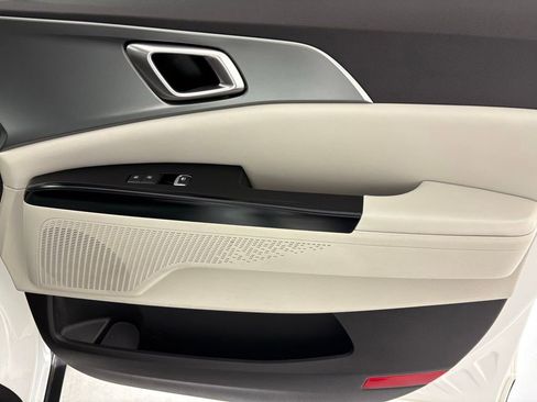 Used 2022 Kia Carnival LX image 38