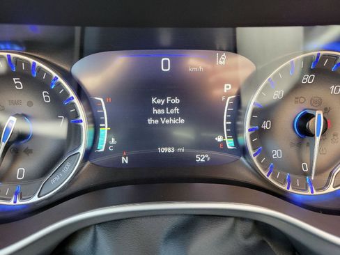 Used 2025 Chrysler Pacifica Select FWD image 11