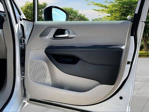 Used 2023 Chrysler Pacifica Touring-L FWD image 23