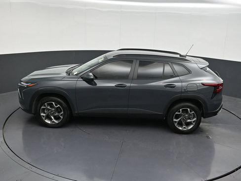 Used 2025 Chevrolet Trax LT FWD image 16