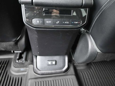 Used 2021 Toyota Highlander XLE AWD/4WD image 23
