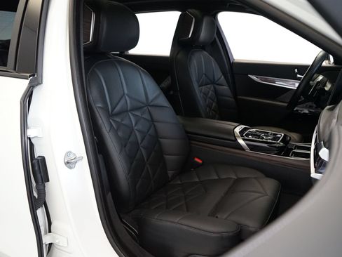 Used 2024 BMW 740i w/ Premium Package RWD image 4