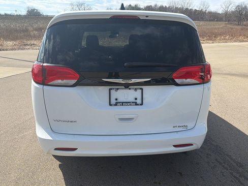 Used 2023 Chrysler Voyager LX FWD image 4