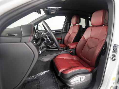 Certified 2026 Porsche Macan AWD/4WD image 16