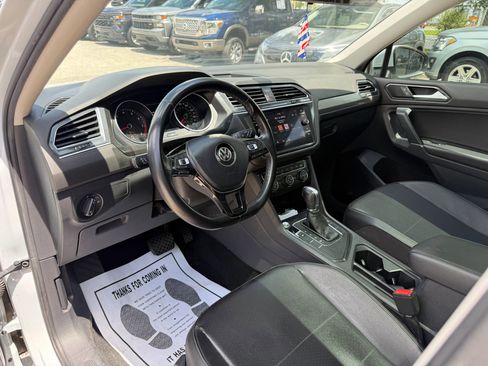 Used 2018 Volkswagen Tiguan SE w/ Panoramic Sunroof Package image 15