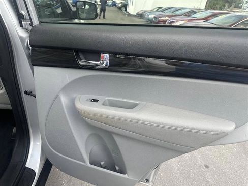 Used 2011 Kia Sorento LX FWD image 17