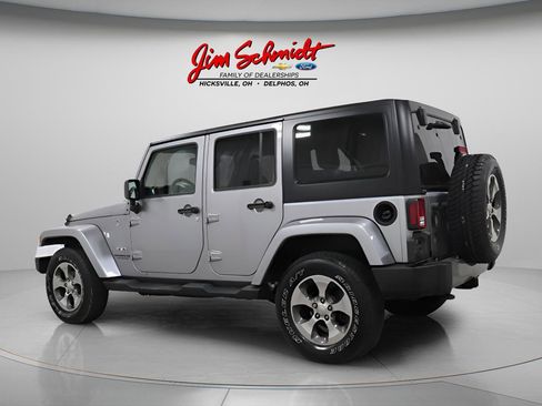 Used 2017 Jeep Wrangler Unlimited Sahara w/ Connectivity Group AWD/4WD image 4
