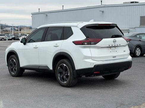 Used 2024 Nissan Rogue SV w/ SV Premium Package image 6