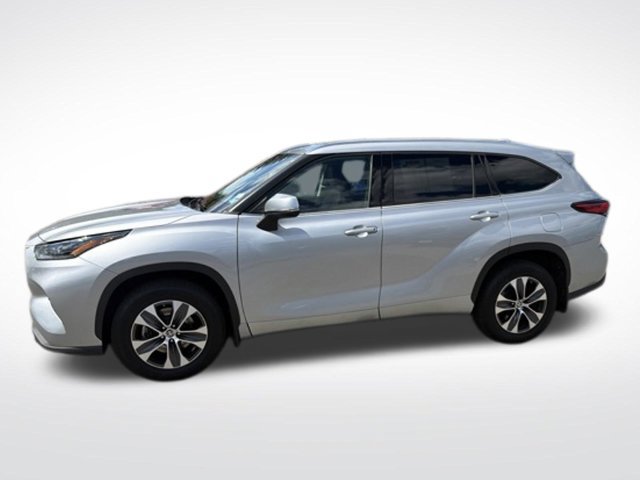 Used 2021 Toyota Highlander XLE AWD/4WD image 1