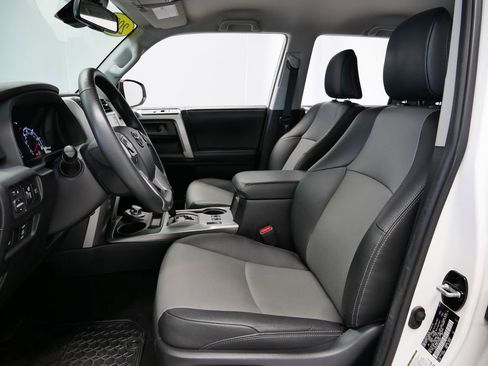 Used 2020 Toyota 4Runner SR5 Premium image 3