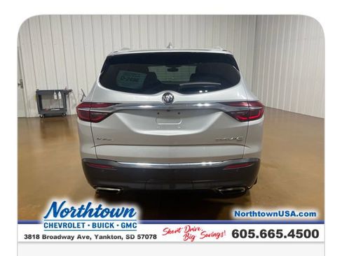 Used 2018 Buick Enclave Essence AWD/4WD image 4