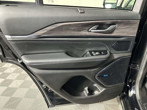 Used 2023 Jeep Grand Cherokee Overland w/ Luxury Tech Group IV image 31