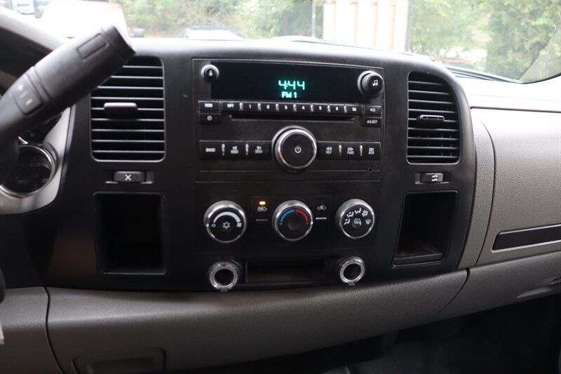 Used 2007 GMC Sierra 2500 W/T w/ Work Truck Preferred Package AWD/4WD image 13