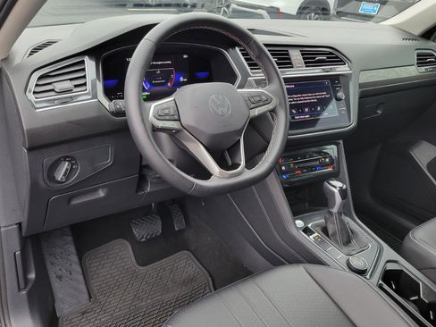 Used 2022 Volkswagen Tiguan SE w/ Panoramic Sunroof Package image 21