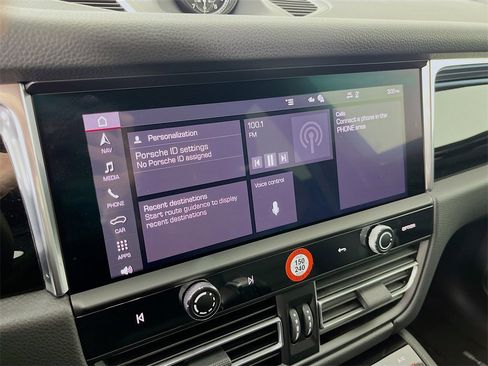 Certified 2025 Porsche Macan image 14