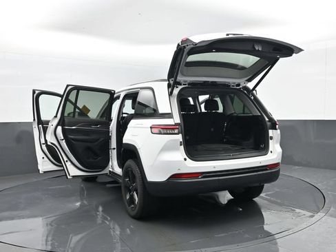 Used 2023 Jeep Grand Cherokee Limited w/ Black Appearance Package AWD/4WD image 32