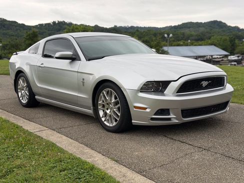 Used 2013 Ford Mustang Premium RWD image 6