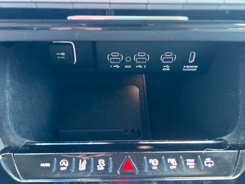 Used 2023 Jeep Wagoneer L Series III w/ Premium Group I AWD/4WD image 13