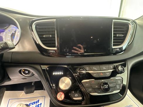 Used 2025 Chrysler Pacifica Select FWD image 17