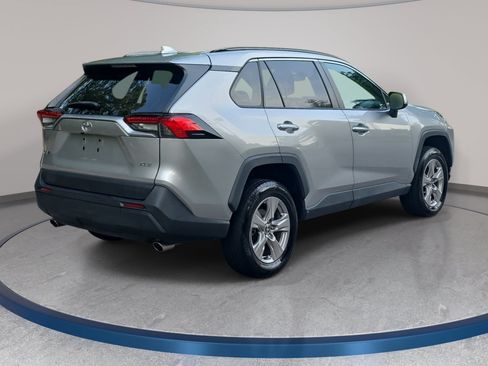 Used 2022 Toyota RAV4 XLE w/ Convenience Package FWD image 5
