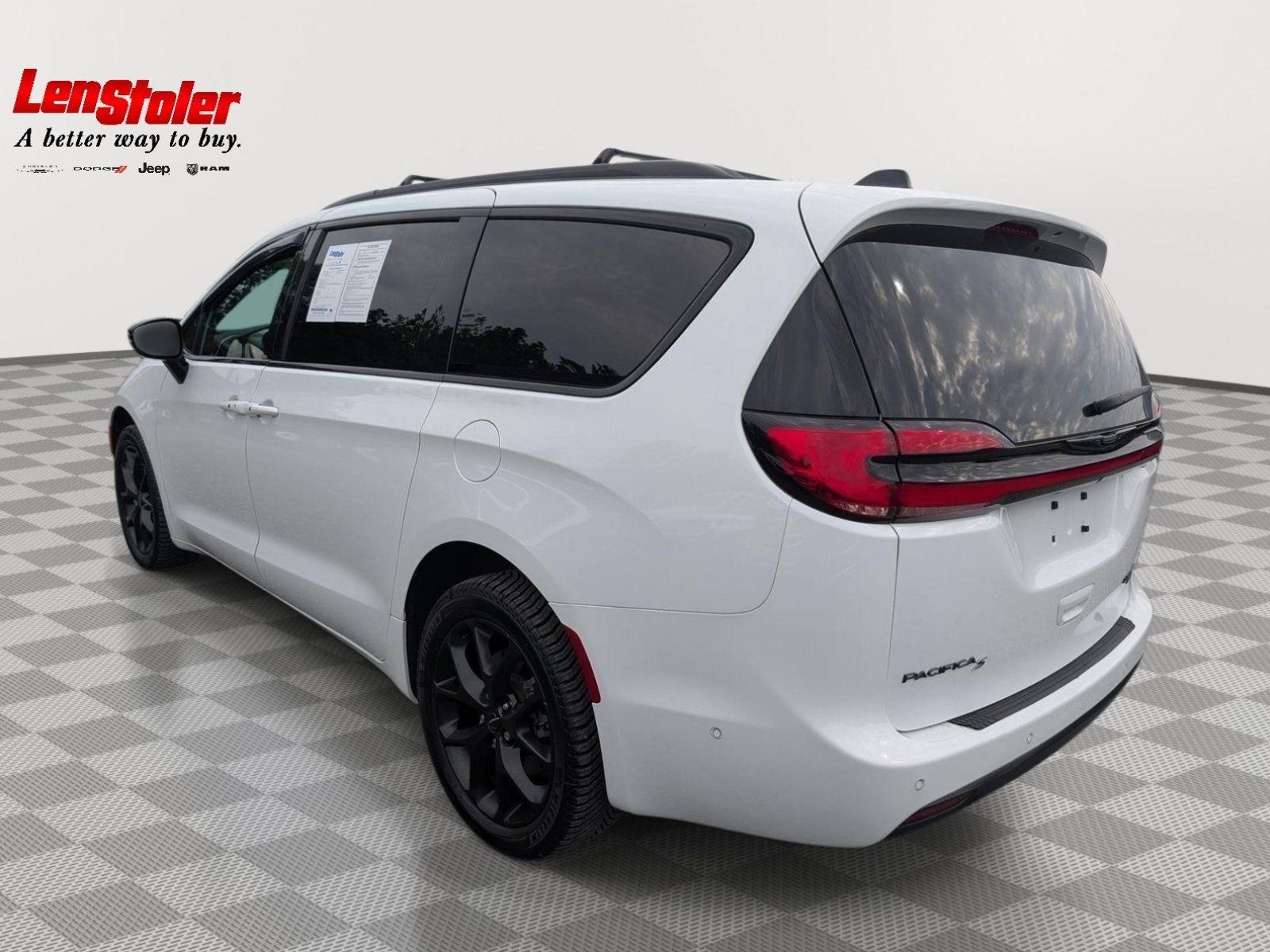 Used 2023 Chrysler Pacifica Limited w/ S Appearance Package AWD/4WD image 3