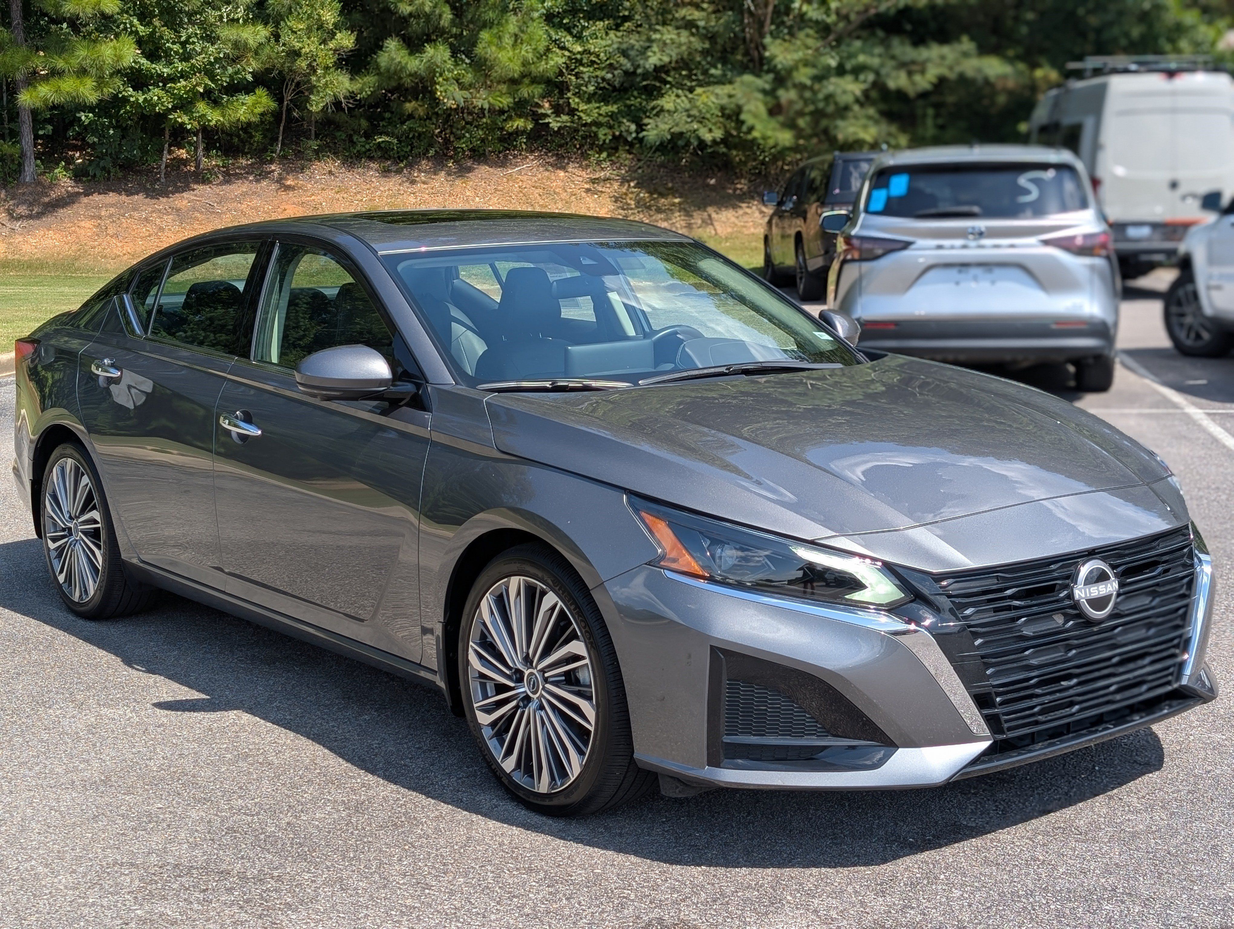 Used 2025 Nissan Altima 2.5 SL FWD image 11