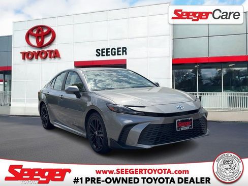 Used 2025 Toyota Camry SE FWD image 1
