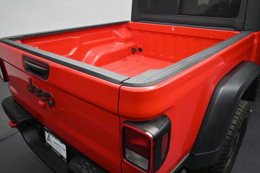 Used 2023 Jeep Gladiator Rubicon AWD/4WD image 17