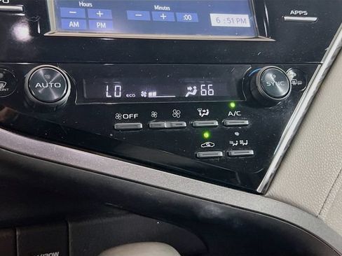 Used 2018 Toyota Camry XLE FWD image 15