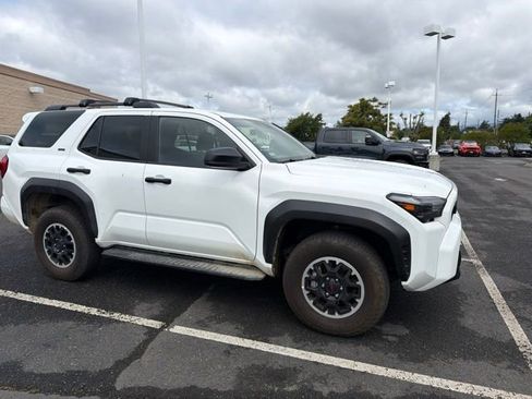 Used 2025 Toyota 4Runner SR5 AWD/4WD image 3
