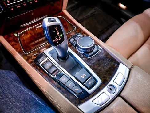 Used 2015 BMW 740Li xDrive image 33