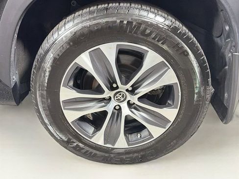 Used 2023 Toyota Highlander XLE AWD/4WD image 38