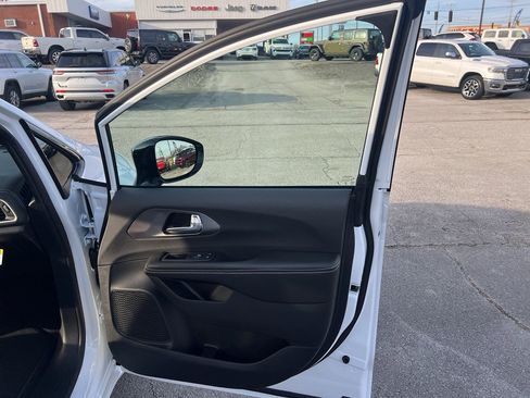 New 2026 Chrysler Pacifica Select w/ S Appearance Package image 16