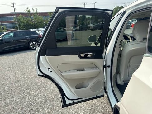 Used 2019 Volvo XC60 T6 Momentum w/ Multimedia Package AWD/4WD image 22