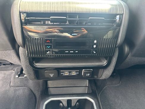 Used 2024 Jeep Wagoneer Series III w/ Premium Group I AWD/4WD image 21