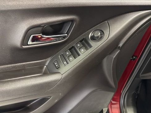 Used 2019 Chevrolet Trax LT w/ LT Convenience Package AWD/4WD image 36