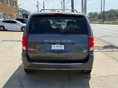 Used 2017 Dodge Grand Caravan SXT w/ Rear Park Assist Package FWD image 8