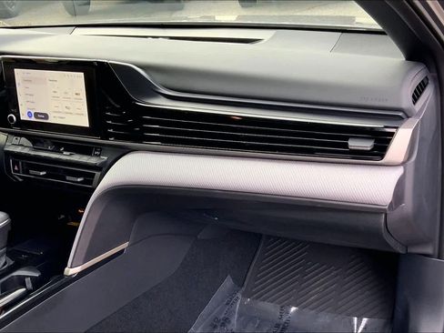 Used 2025 Toyota Camry SE image 17