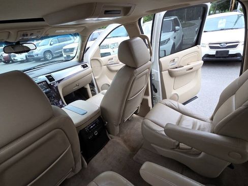 Used 2010 Cadillac Escalade ESV Luxury AWD/4WD image 35