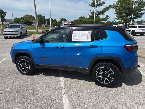 Used 2025 Jeep Compass Trailhawk AWD/4WD image 19
