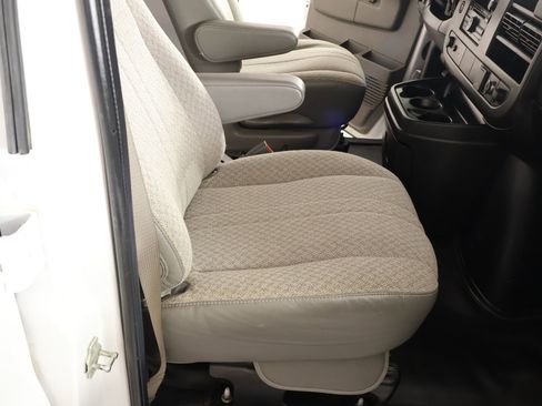 Used 2017 Chevrolet Express 2500 RWD image 10