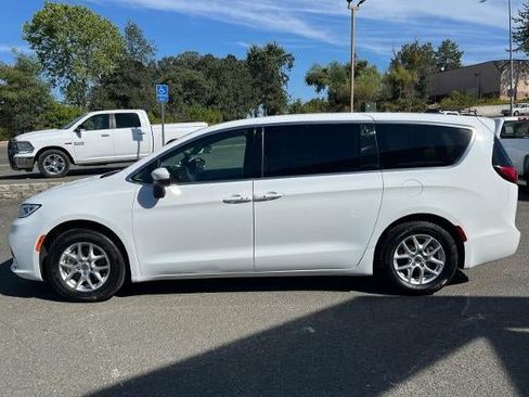 Used 2023 Chrysler Pacifica Touring-L FWD image 12