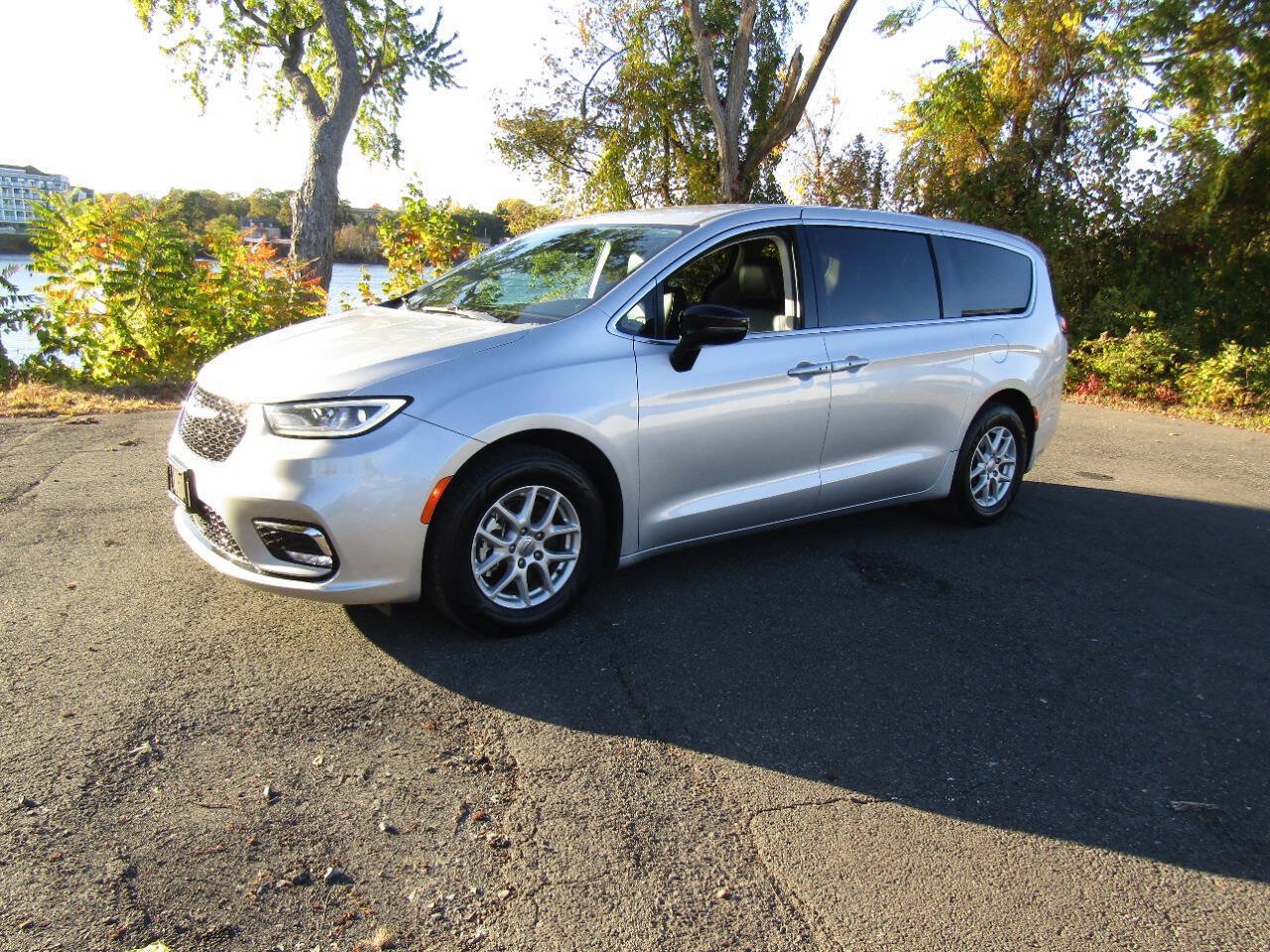 Used 2024 Chrysler Pacifica Touring-L FWD image 36