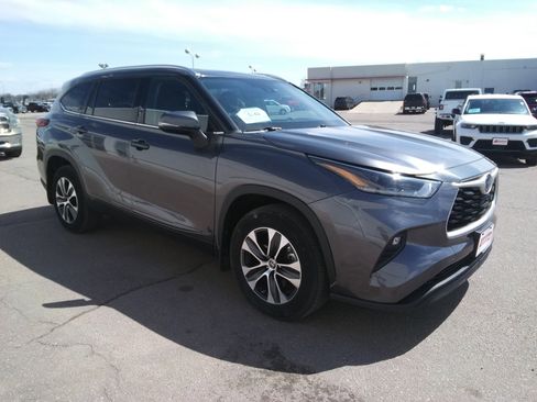 Used 2021 Toyota Highlander XLE AWD/4WD image 4