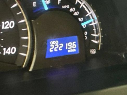 Used 2013 Toyota Camry XLE w/ Leather Pkg FWD image 12