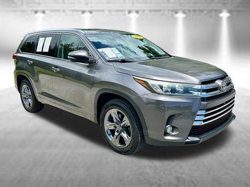 Used 2018 Toyota Highlander Limited Platinum FWD image 3