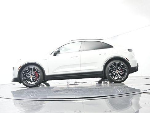 Certified 2025 Porsche Macan 4S Electric AWD/4WD image 43